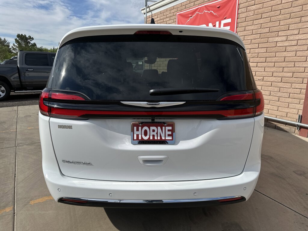 New 2026 Chrysler Pacifica Select image 4