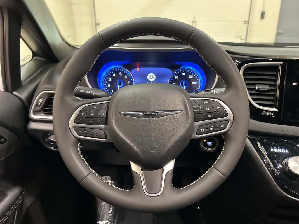 Used 2025 Chrysler Pacifica Select image 15