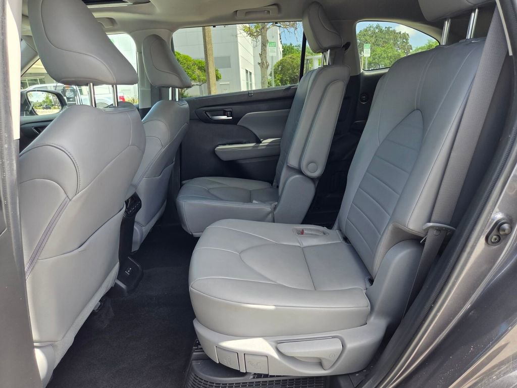 Used 2022 Toyota Highlander XLE image 26