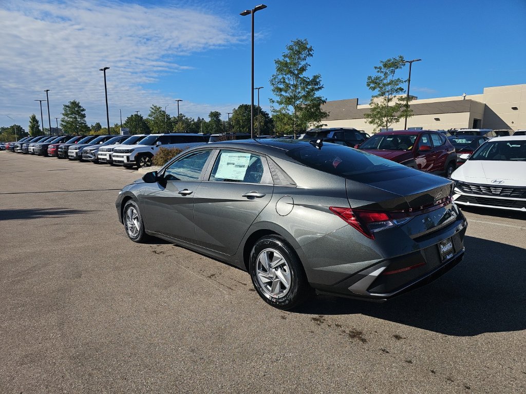 New 2026 Hyundai Elantra SE FWD image 3