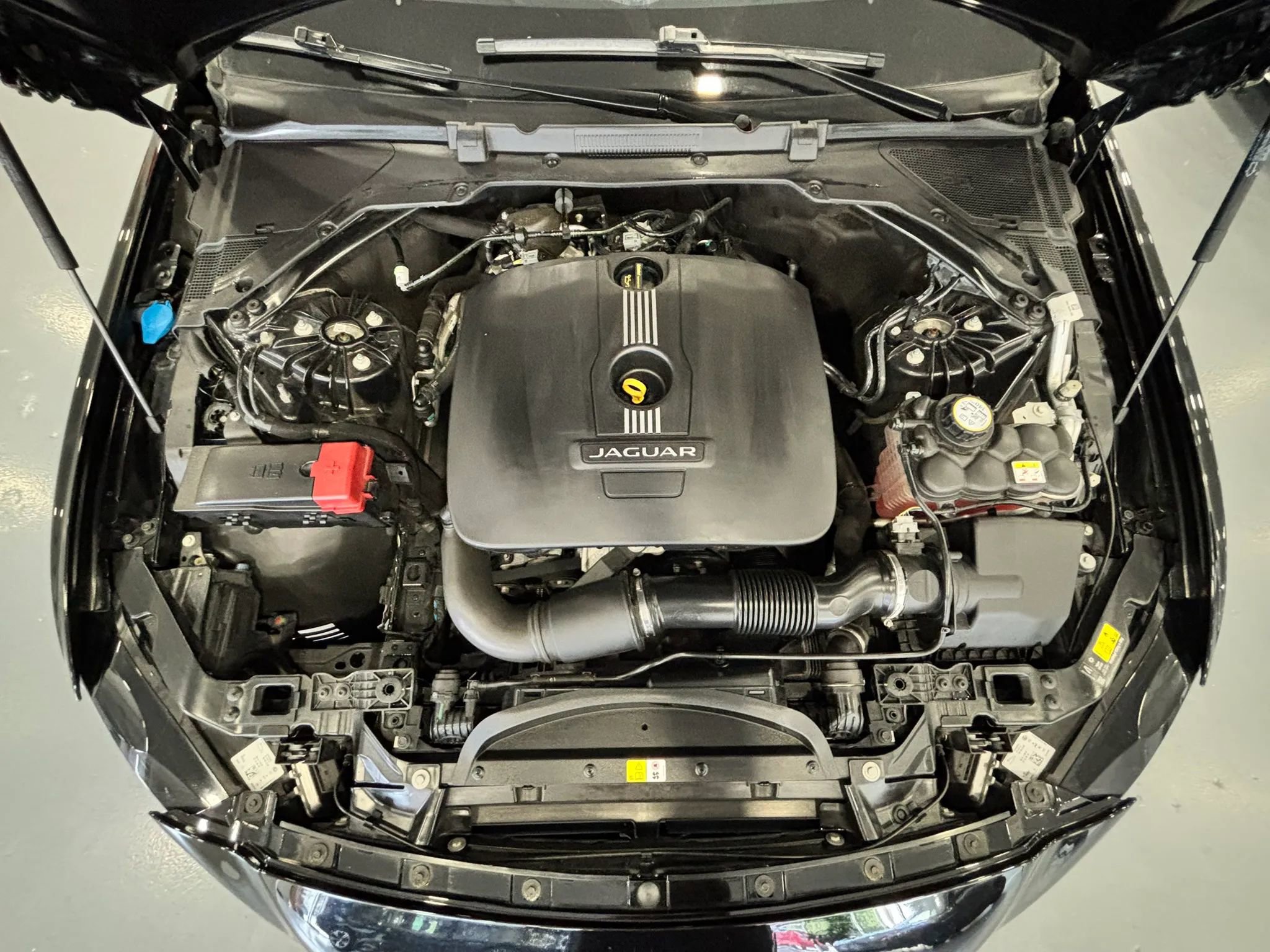 Used 2017 Jaguar XE Premium image 47