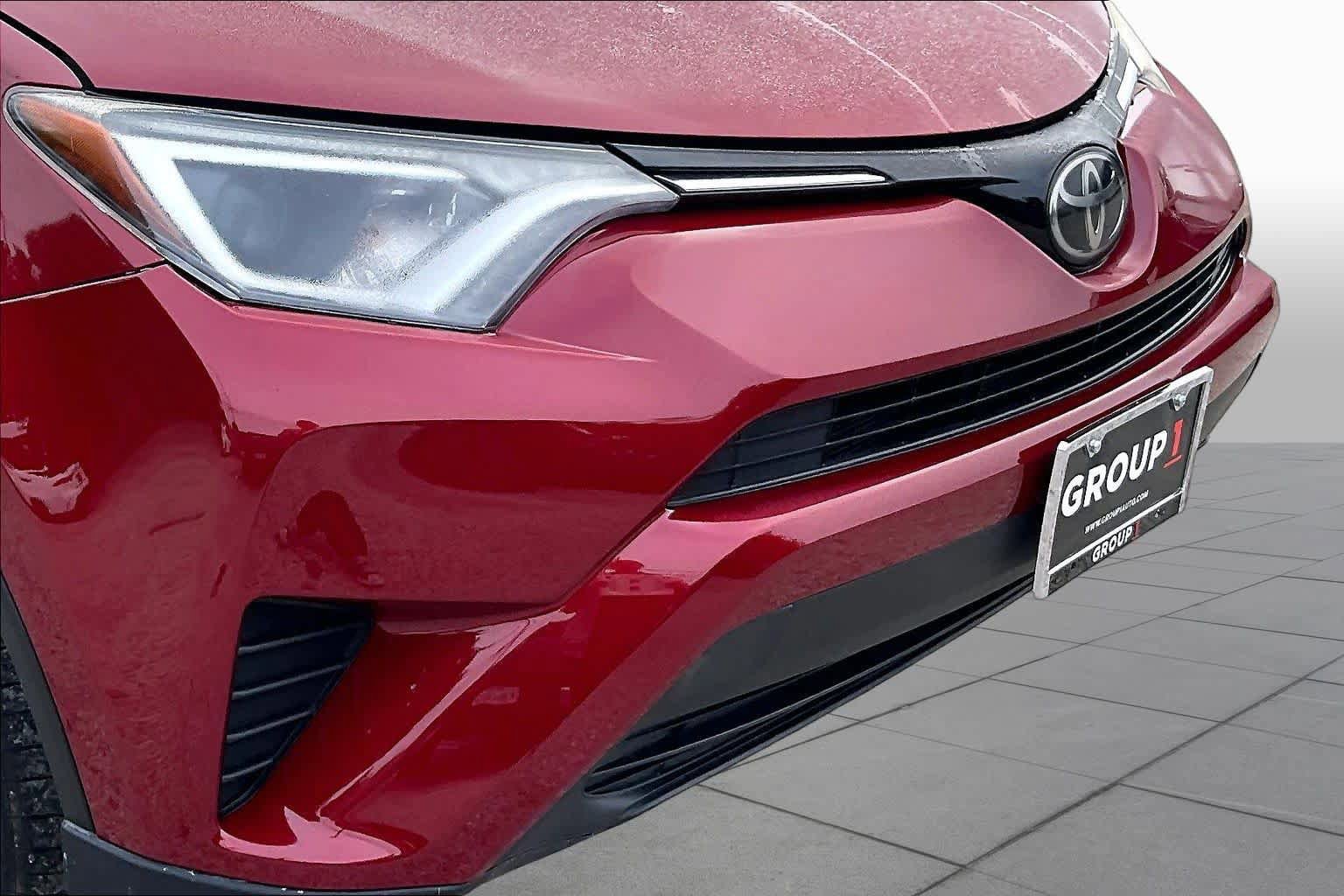 Used 2018 Toyota RAV4 LE FWD image 29