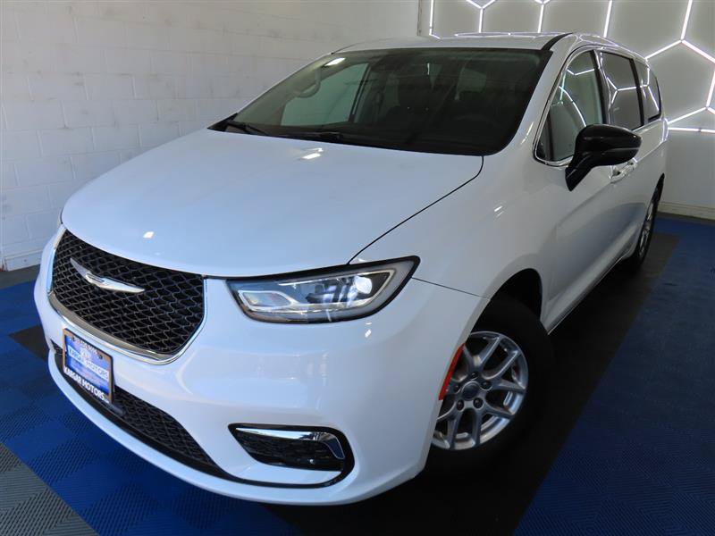 Used 2024 Chrysler Pacifica Touring-L FWD image 4
