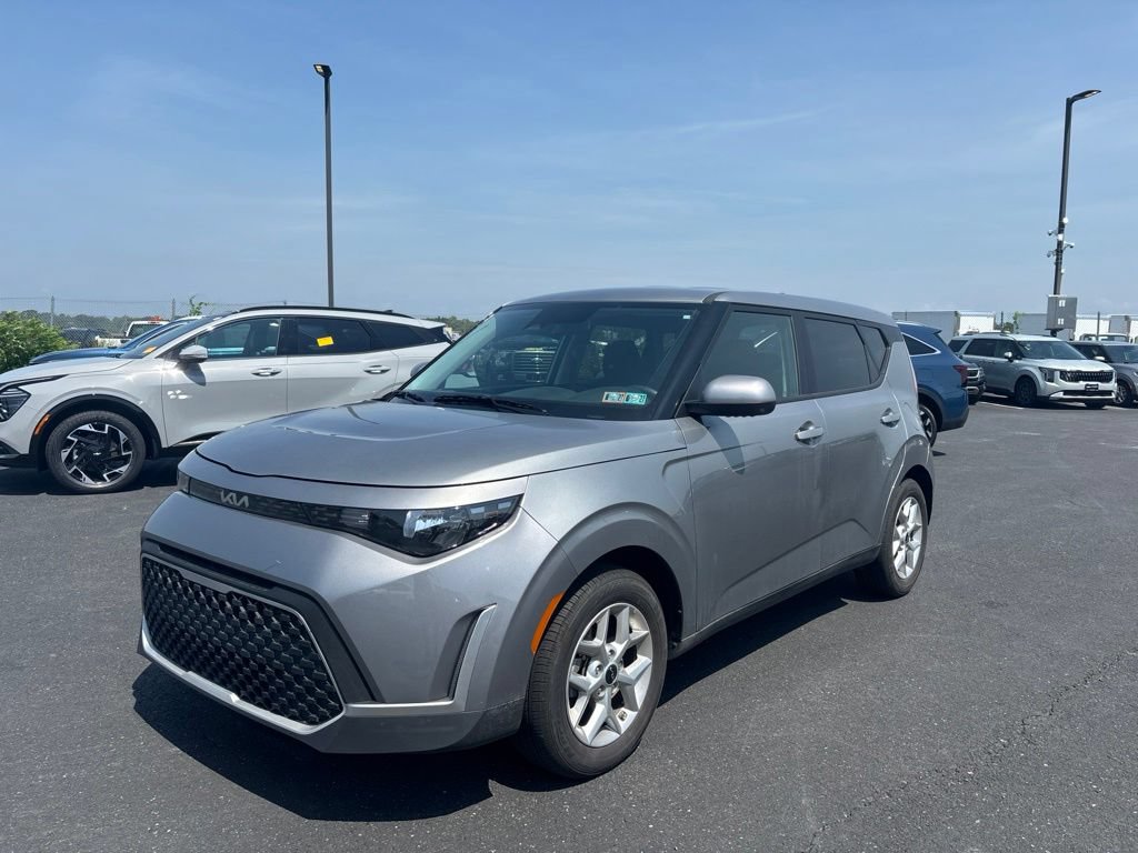 Used 2025 Kia Soul LX w/ LX Technology Package FWD image 7