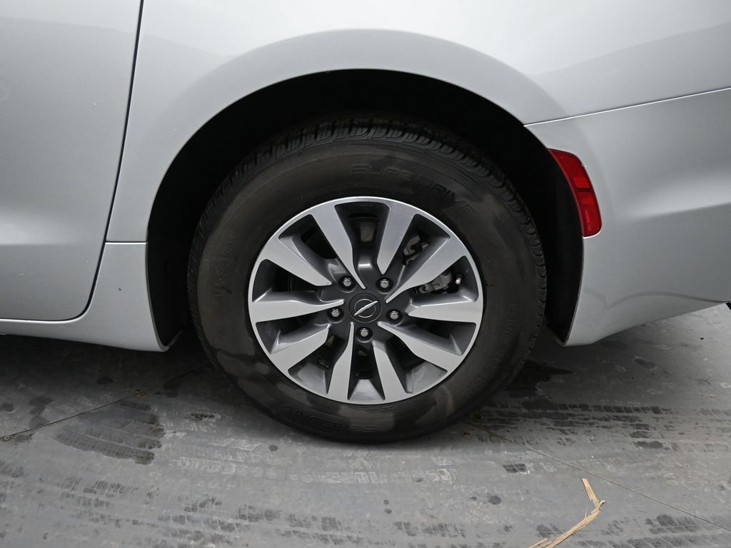 Used 2024 Chrysler Pacifica Limited FWD image 14