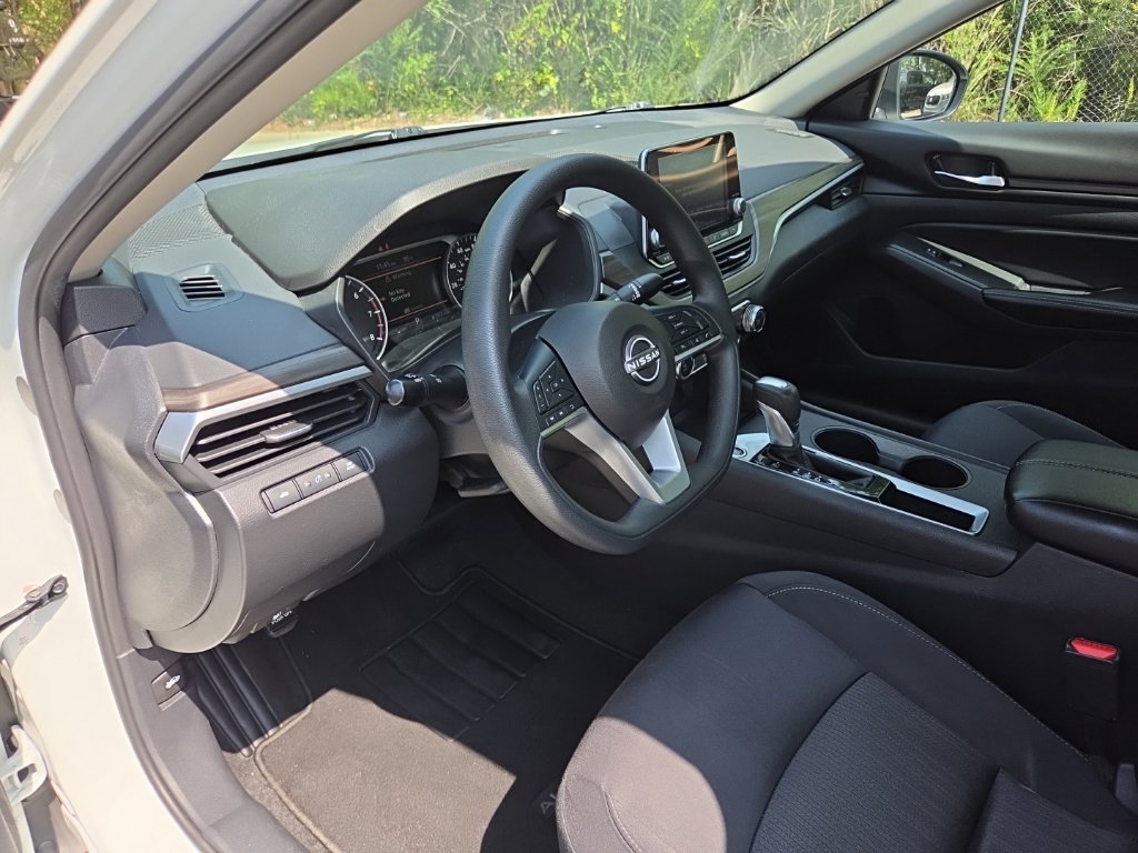 Used 2025 Nissan Altima 2.5 SV FWD image 17