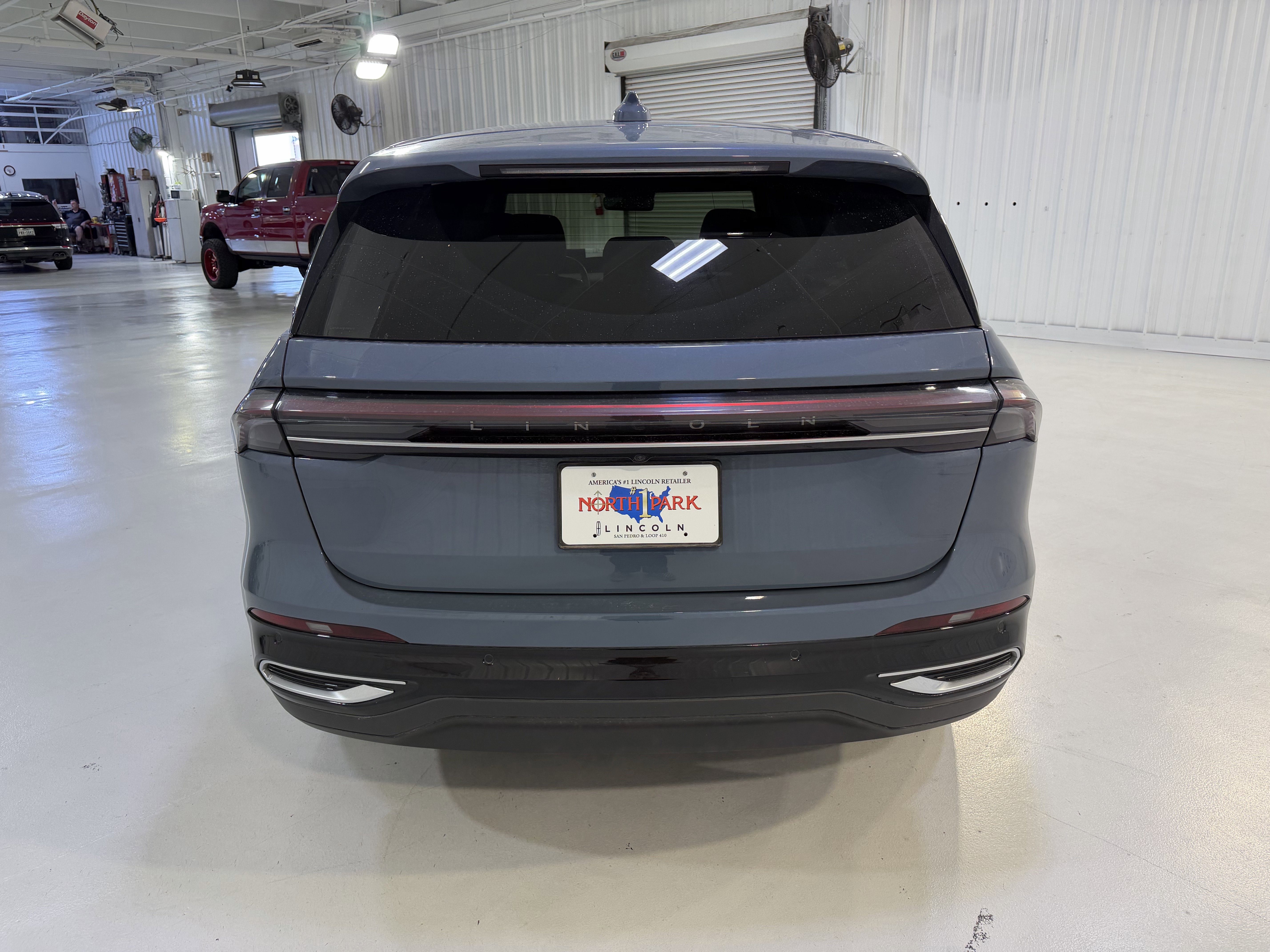 Used 2025 Lincoln Nautilus Premier AWD/4WD image 4
