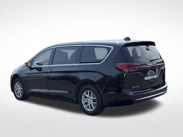 Used 2025 Chrysler Pacifica Select FWD image 9