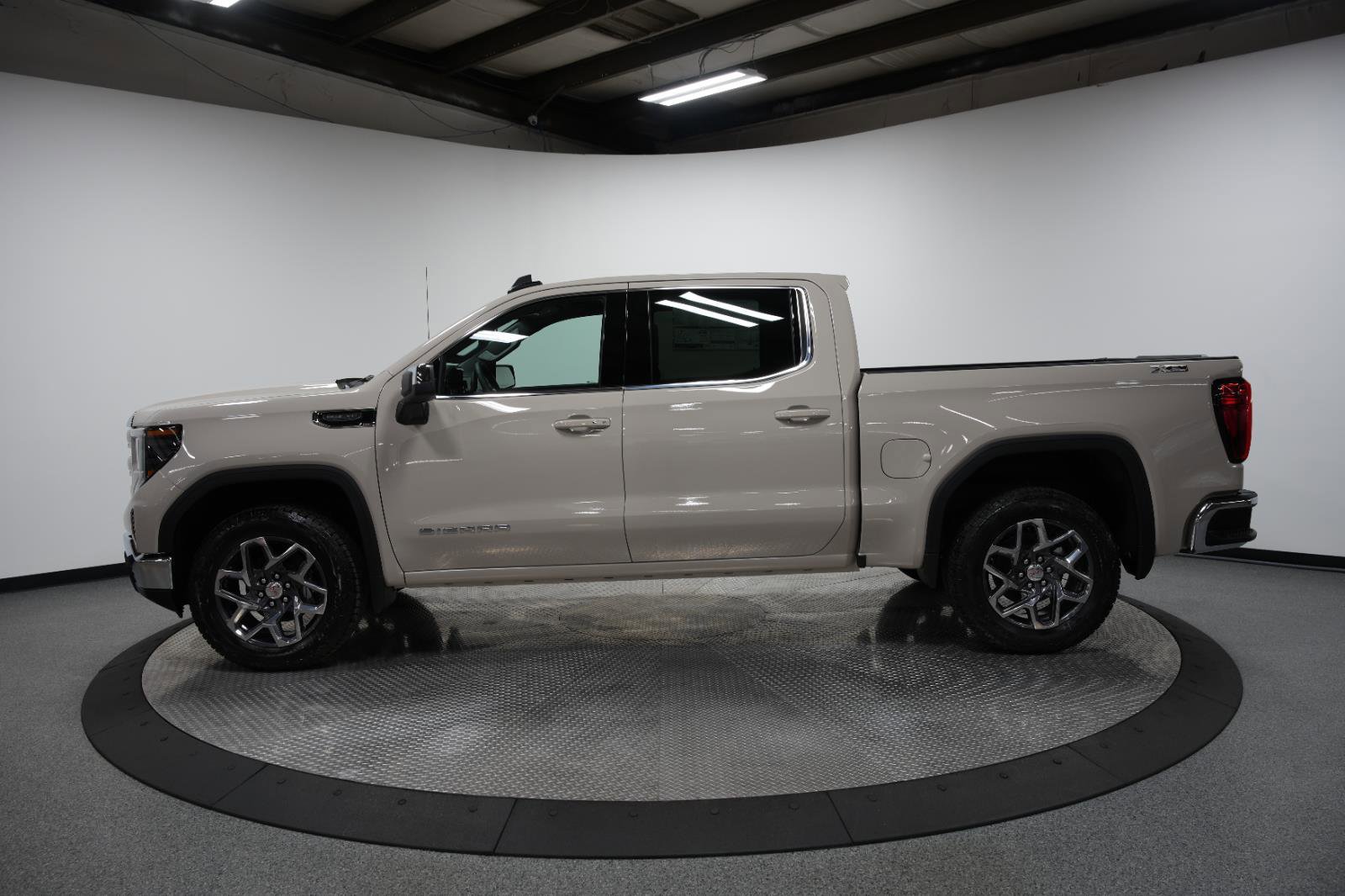 New 2026 GMC Sierra 1500 SLE image 5