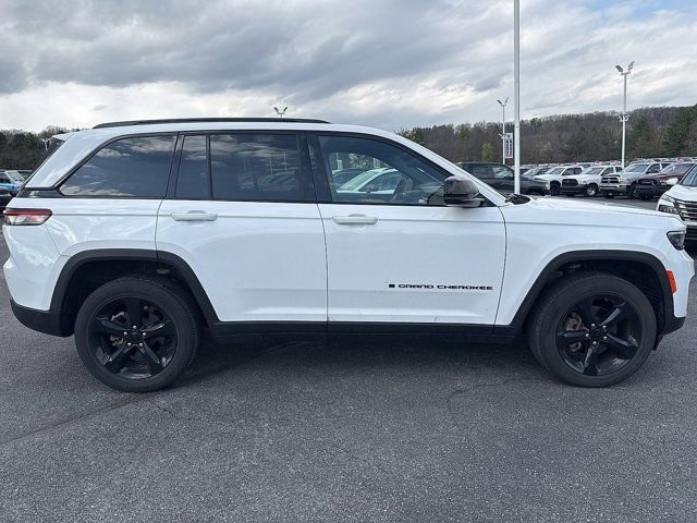 Used 2023 Jeep Grand Cherokee Altitude image 8