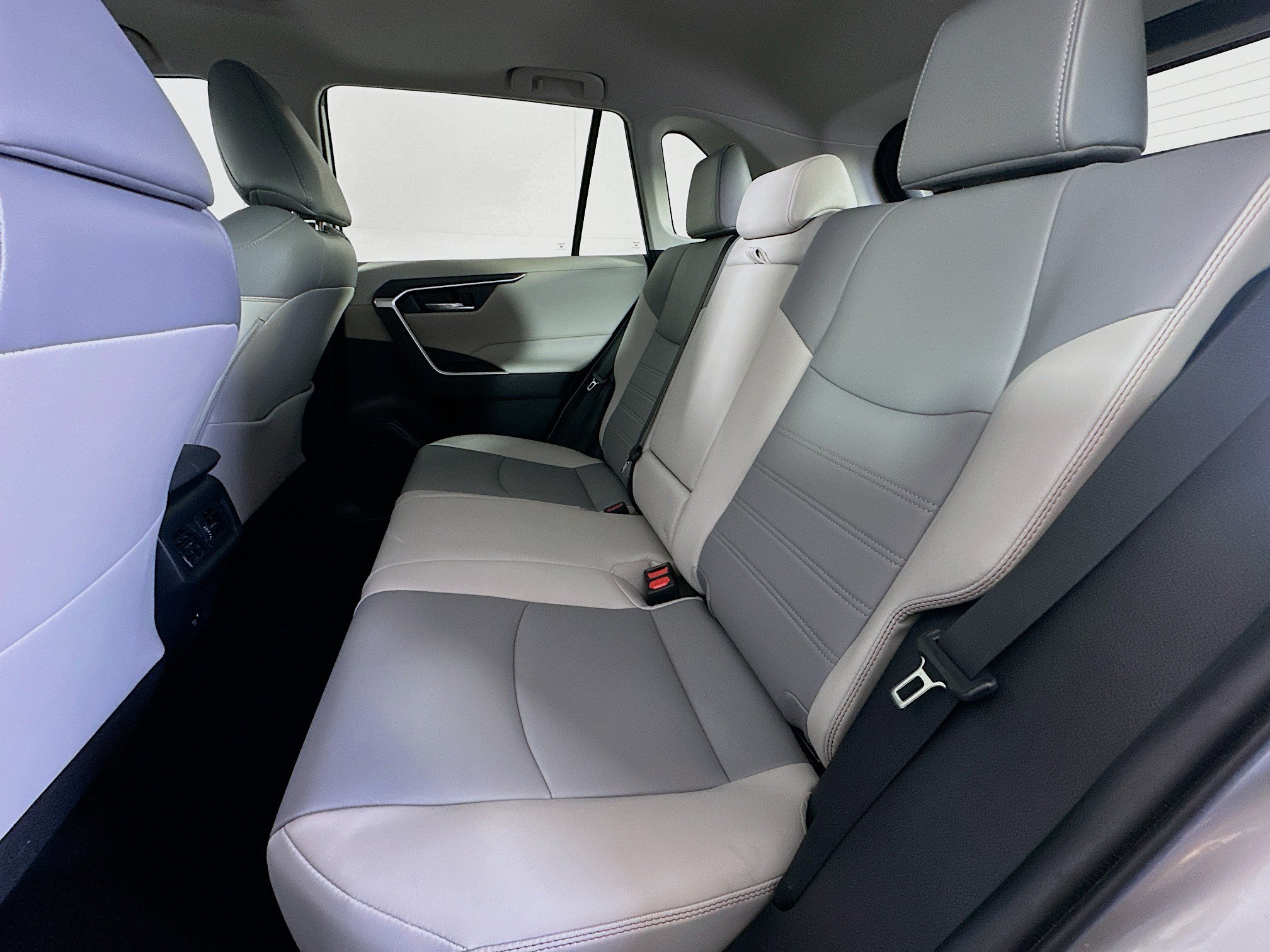 Used 2021 Toyota RAV4 XLE Premium FWD image 28