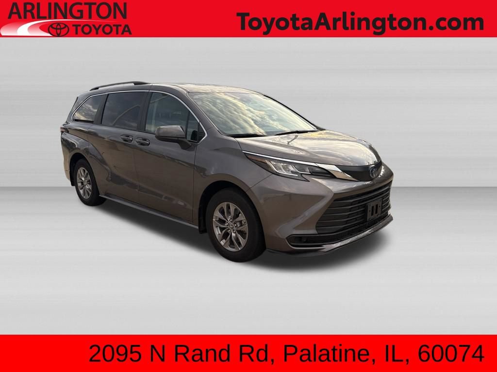 Used 2023 Toyota Sienna LE FWD image 1
