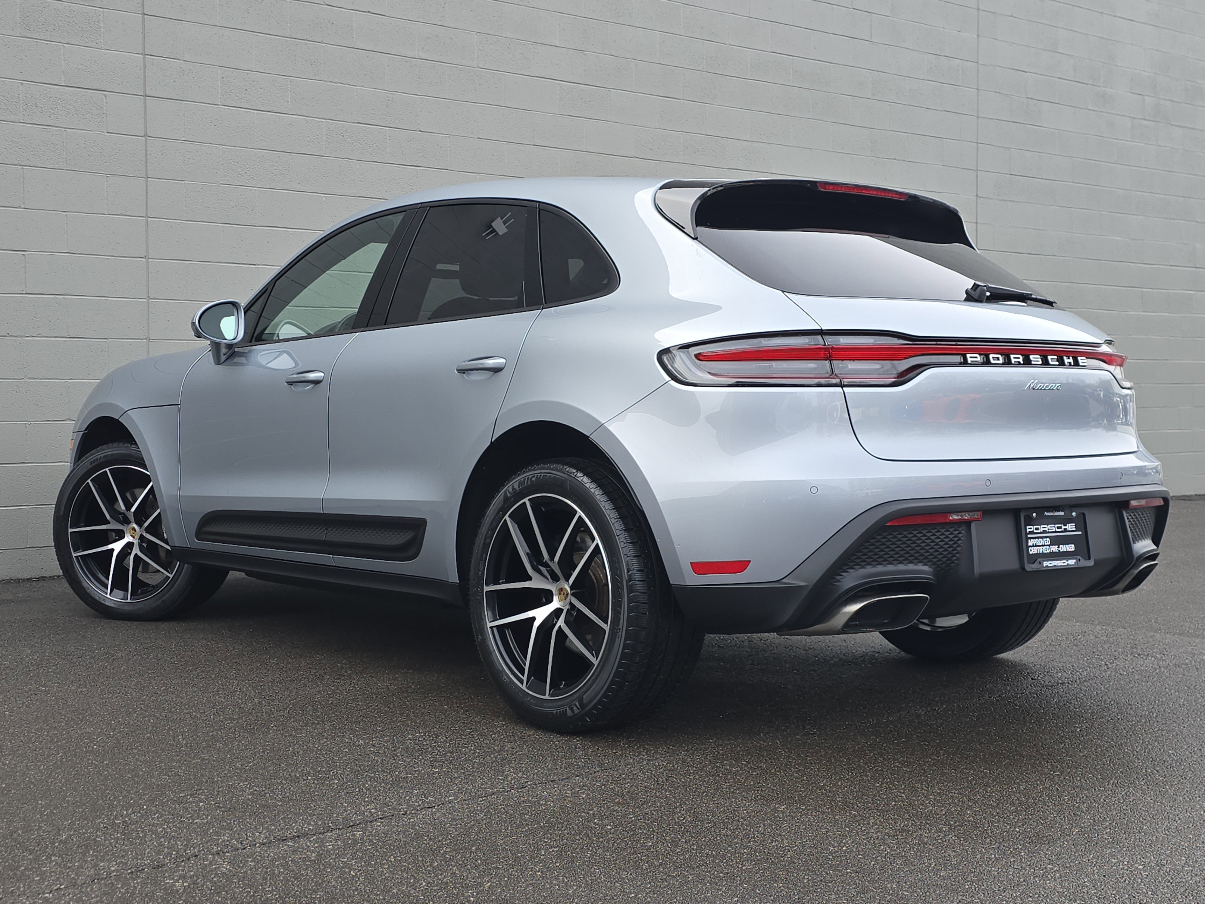 Certified 2023 Porsche Macan image 3