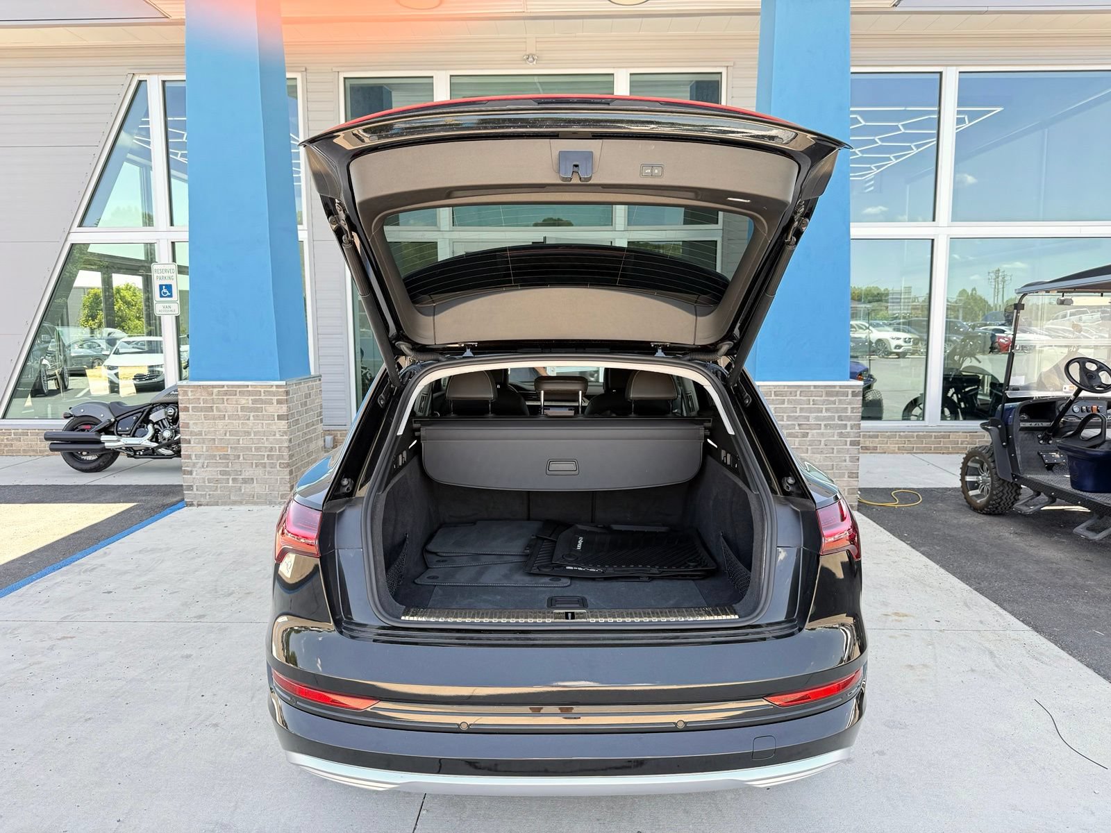 Used 2023 Audi e-tron Premium Plus w/ Premium Plus Package AWD/4WD image 25