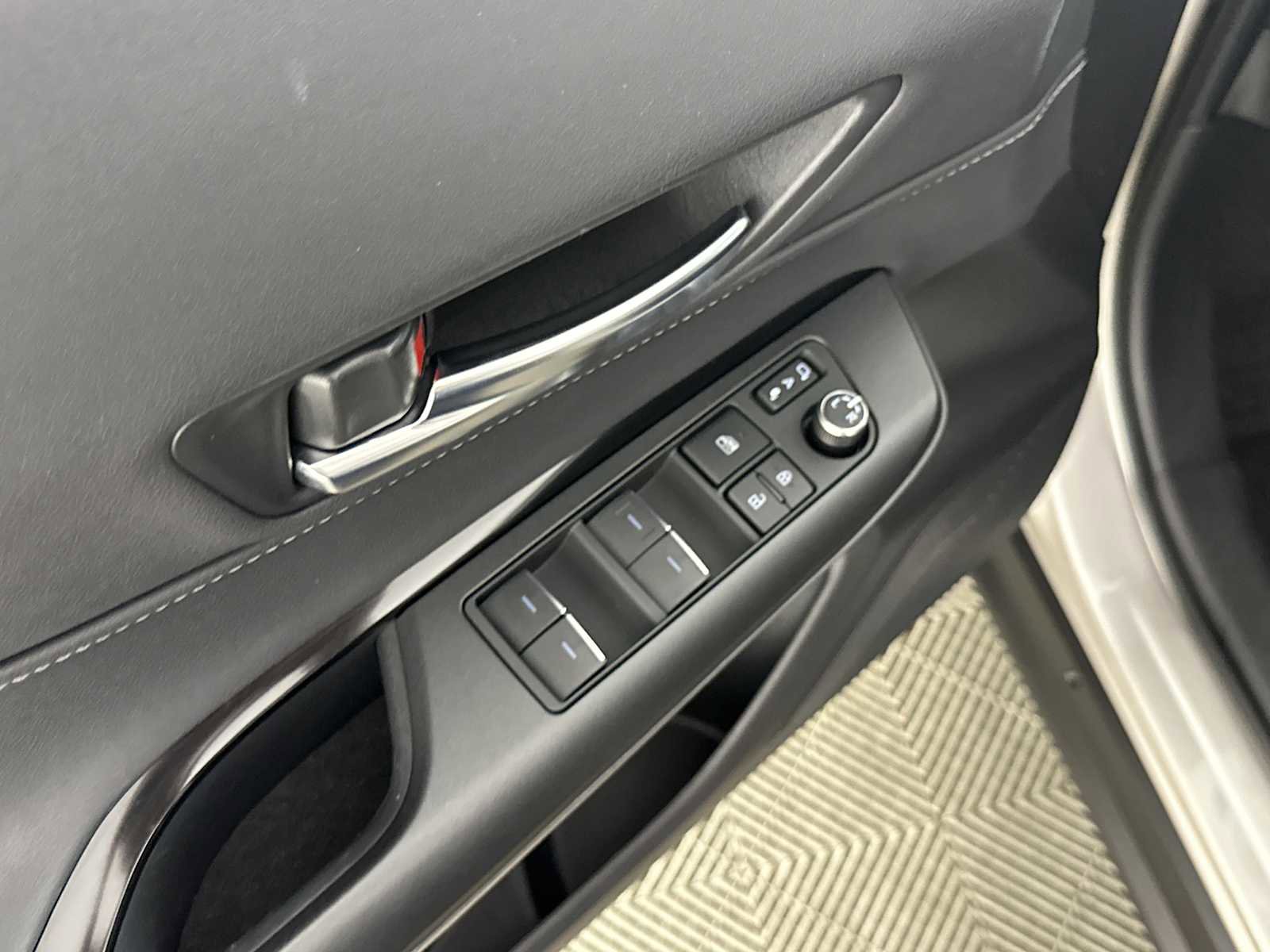 Used 2024 Toyota Venza LE AWD/4WD image 17
