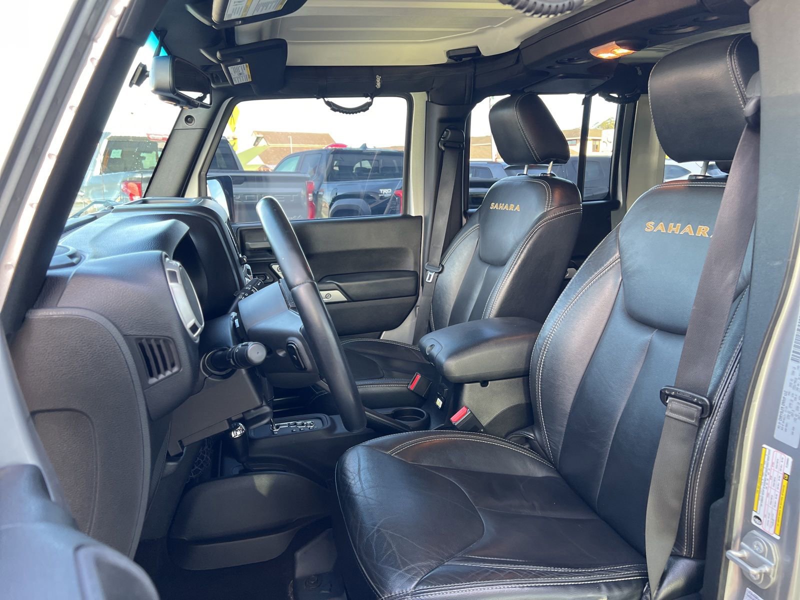 Used 2015 Jeep Wrangler Unlimited Sahara w/ Connectivity Group AWD/4WD image 15