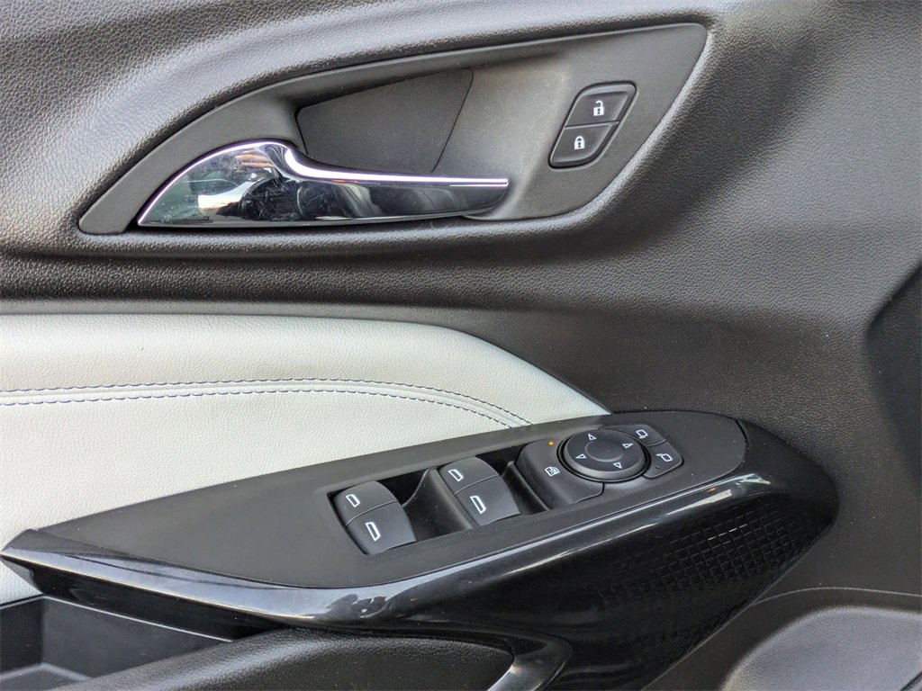 Used 2025 Chevrolet Trax LT w/ LT Convenience Package image 16