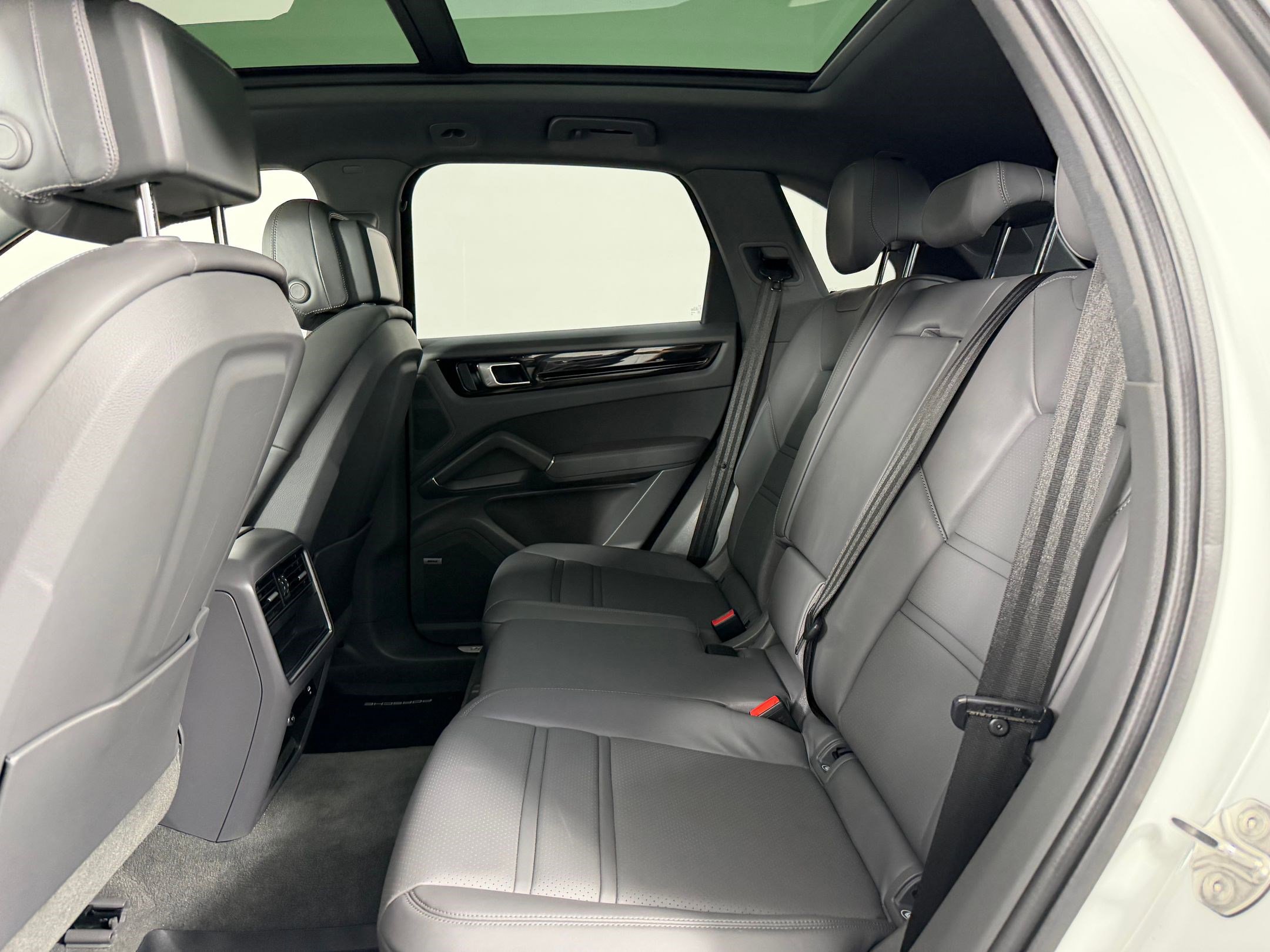 Used 2022 Porsche Cayenne image 18