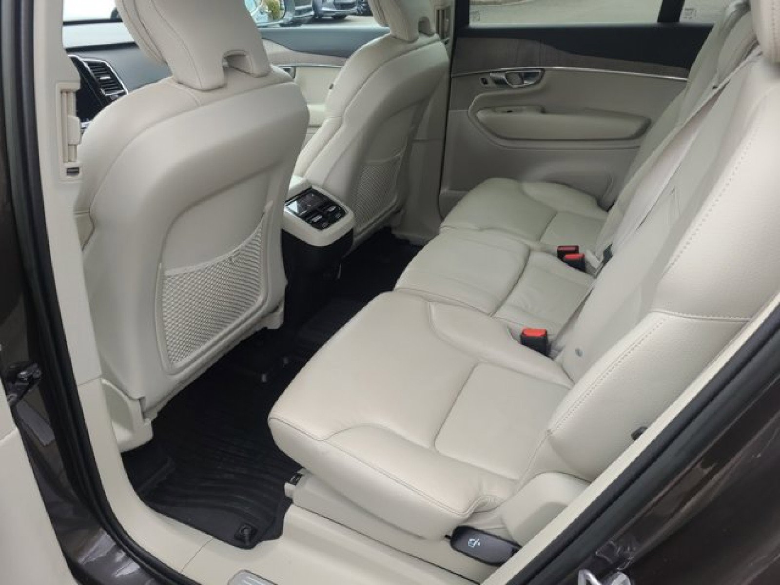 Used 2023 Volvo XC90 B6 Plus w/ Protection Package image 35
