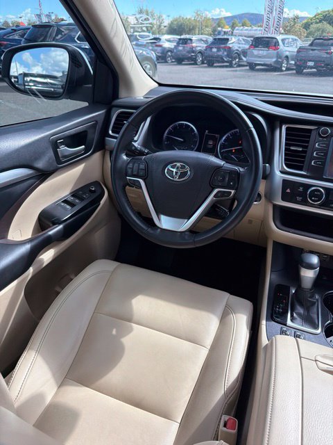 Used 2019 Toyota Highlander XLE w/ Carpet Mat Package (TMS) AWD/4WD image 13