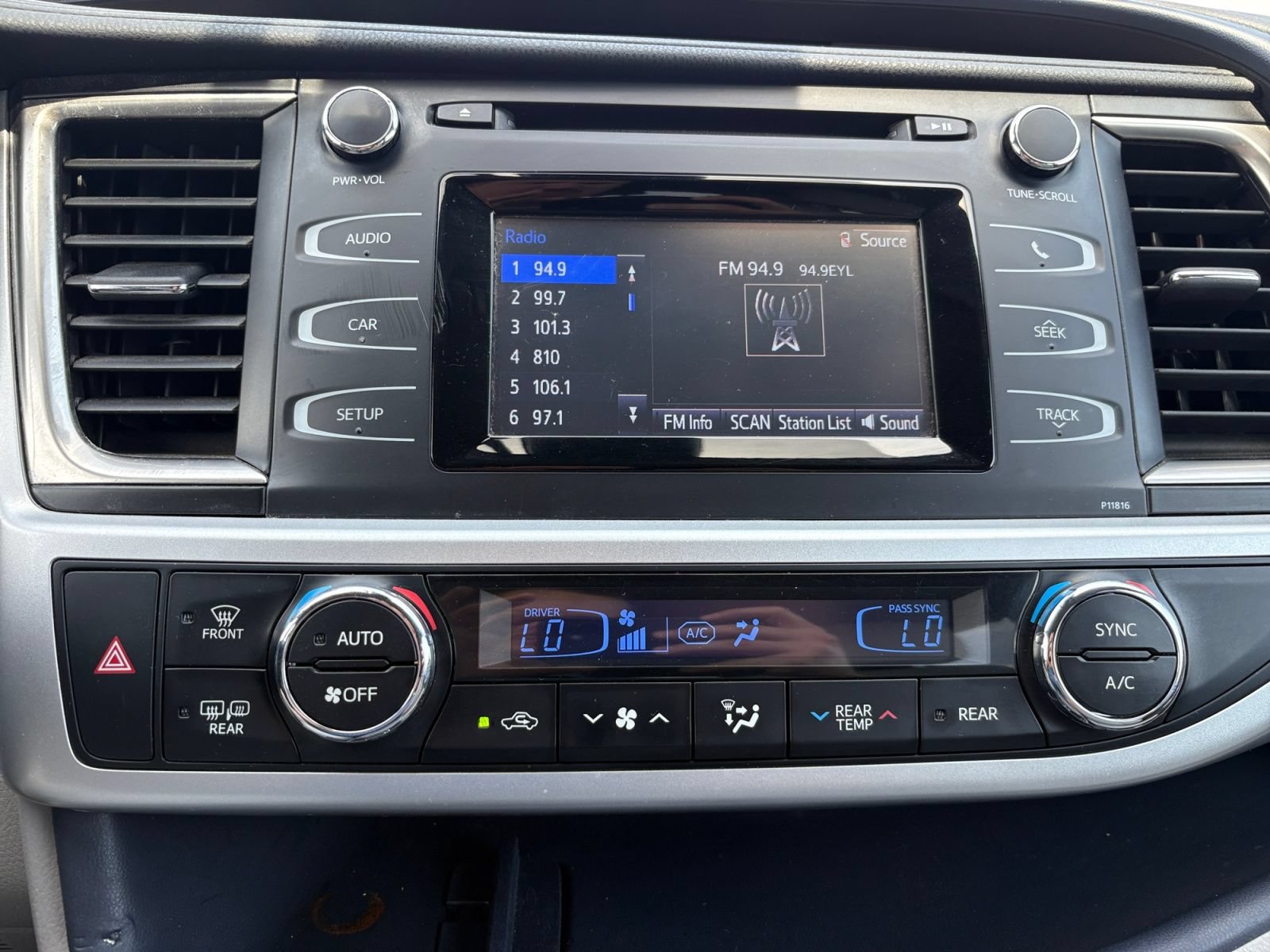 Used 2019 Toyota Highlander LE w/ Carpet Mat Package (TMS) AWD/4WD image 28
