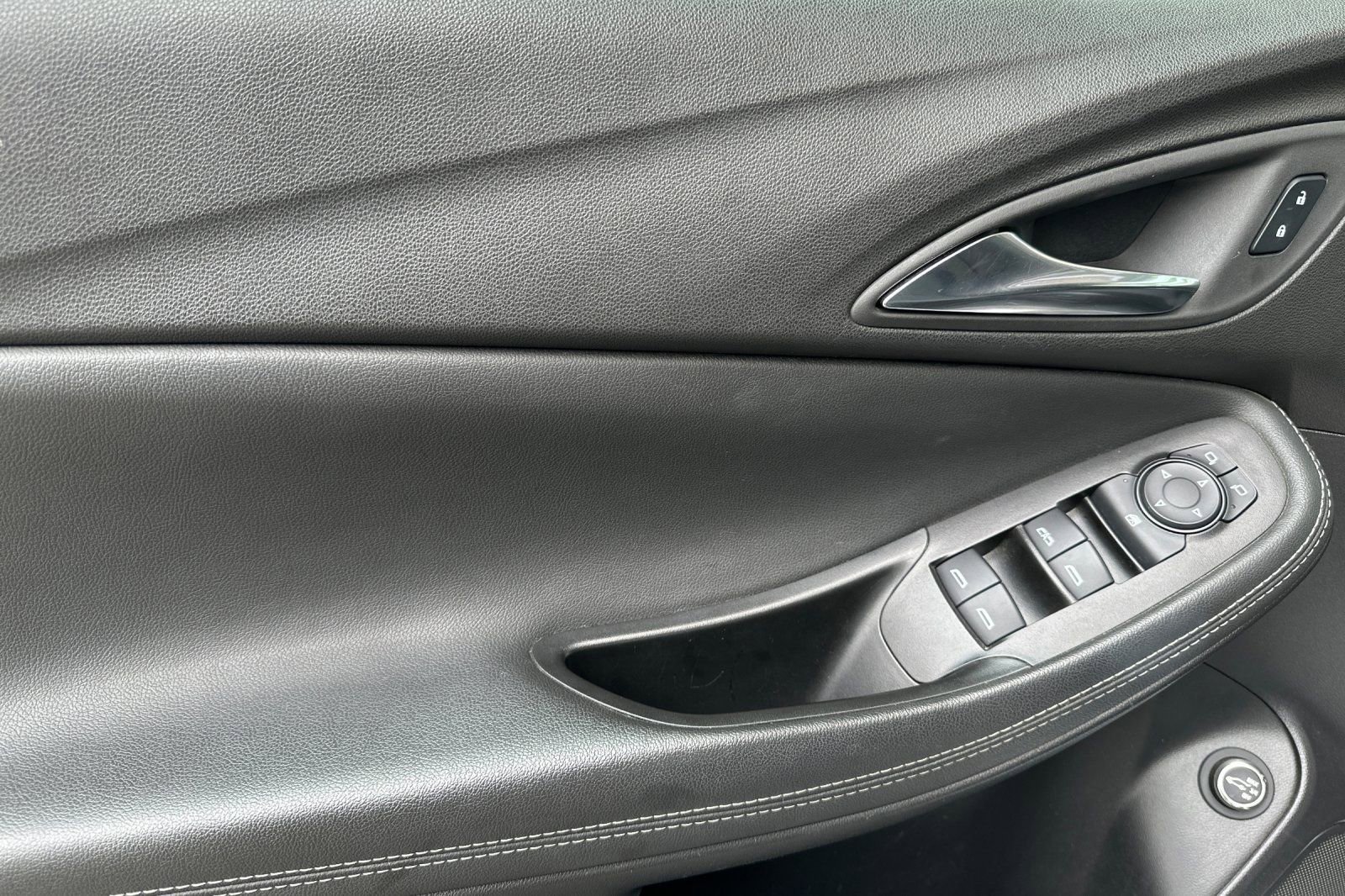 Certified 2023 Buick Encore GX Select w/ Sport Touring Package image 11