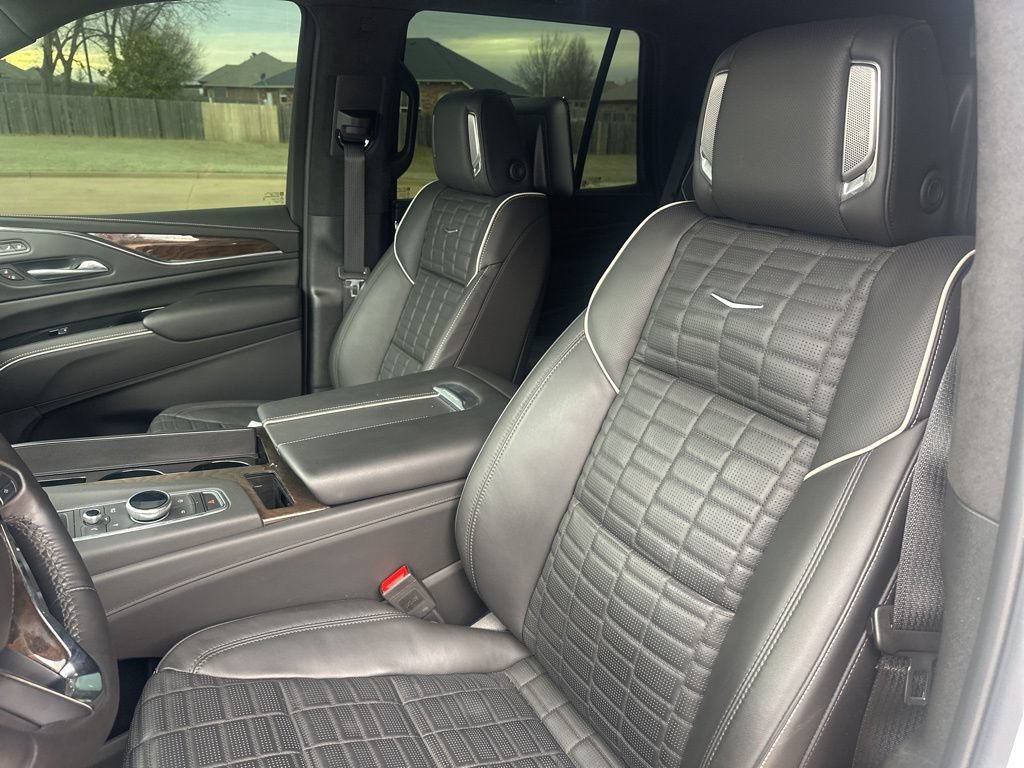 Used 2024 Cadillac Escalade Premium Luxury Platinum AWD/4WD image 16