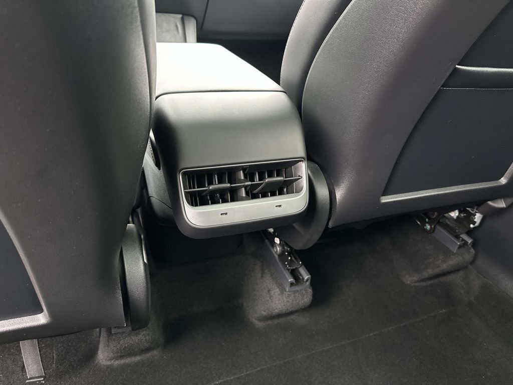Used 2024 Tesla Model Y Long Range image 27