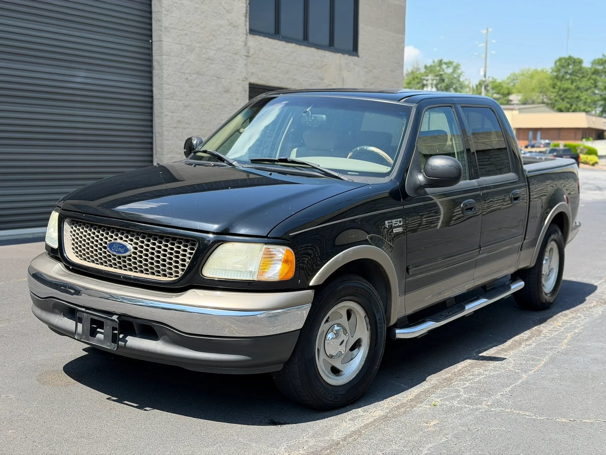 Used 2003 Ford F150 Lariat RWD image 2