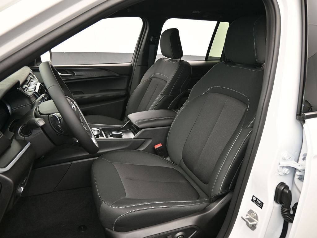 Used 2025 Jeep Grand Cherokee Laredo image 24