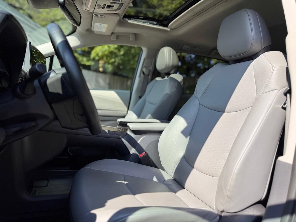 Used 2023 Toyota Sienna XLE FWD image 17