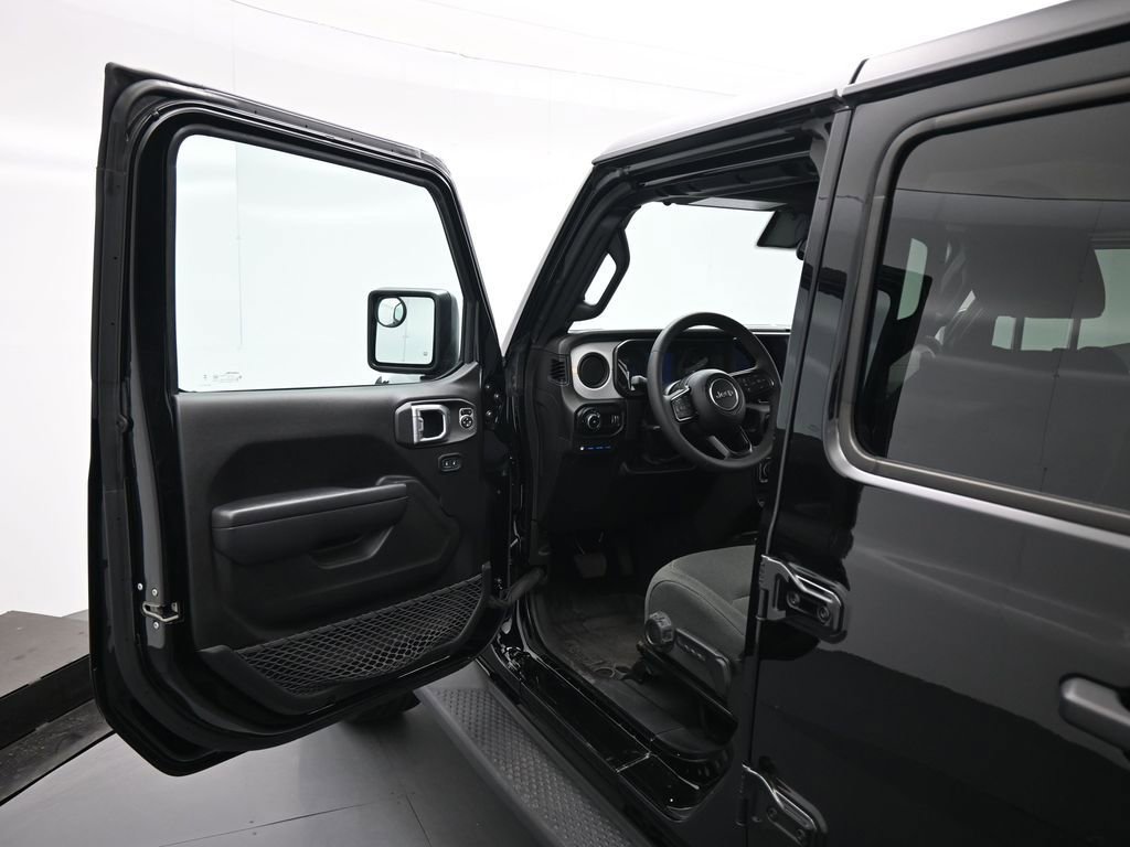 Used 2024 Jeep Wrangler Unlimited AWD/4WD image 9