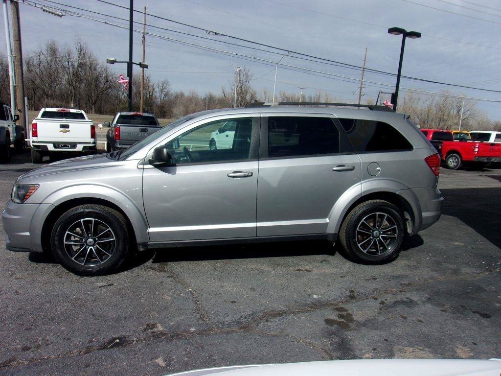Used 2018 Dodge Journey SE w/ Blacktop Package FWD image 2
