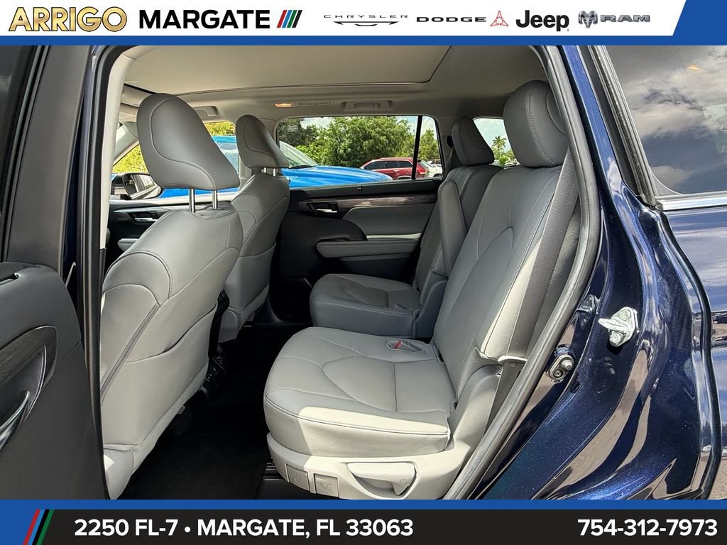 Used 2024 Toyota Highlander Platinum FWD image 11