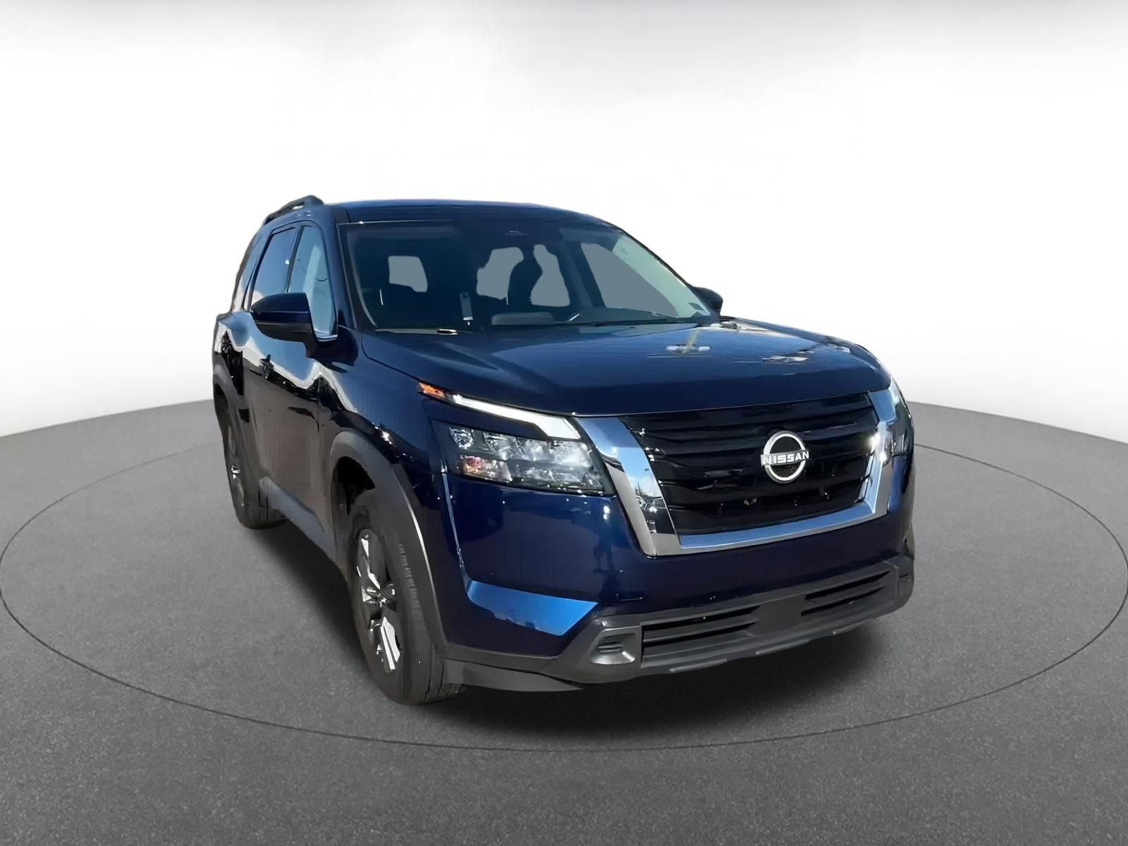 Used 2025 Nissan Pathfinder SV image 3
