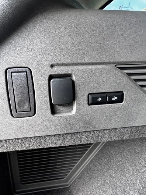 Used 2025 Lincoln Nautilus Premier AWD/4WD image 11