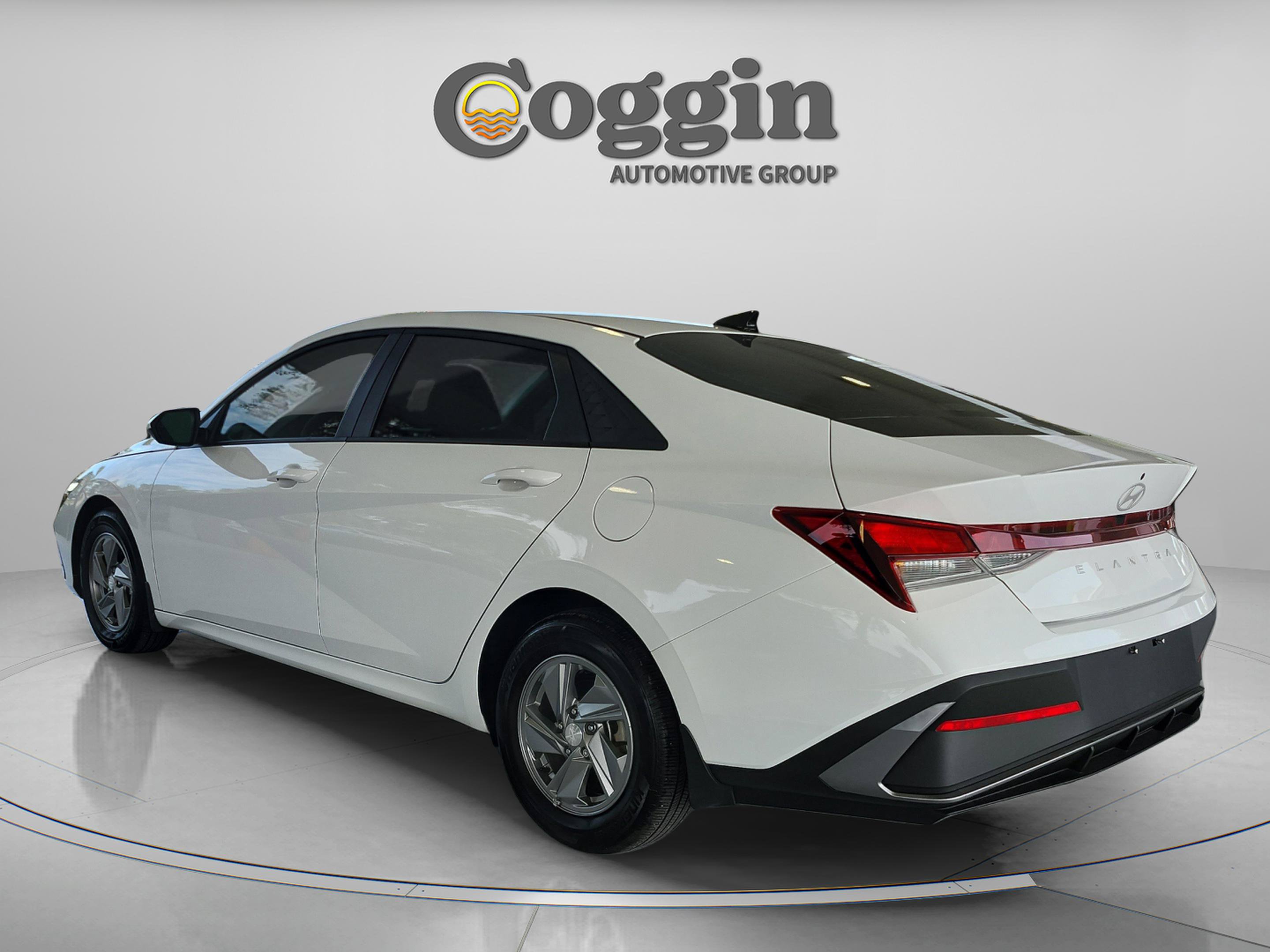 Used 2025 Hyundai Elantra SE FWD image 3
