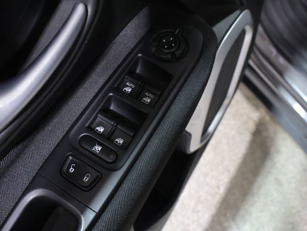 Used 2018 Jeep Renegade Latitude w/ UConnect 8.4 Nav Group AWD/4WD image 14