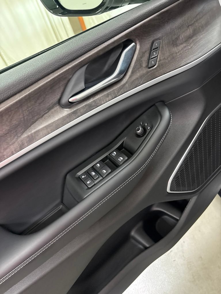 Used 2026 Jeep Grand Cherokee Limited AWD/4WD image 19