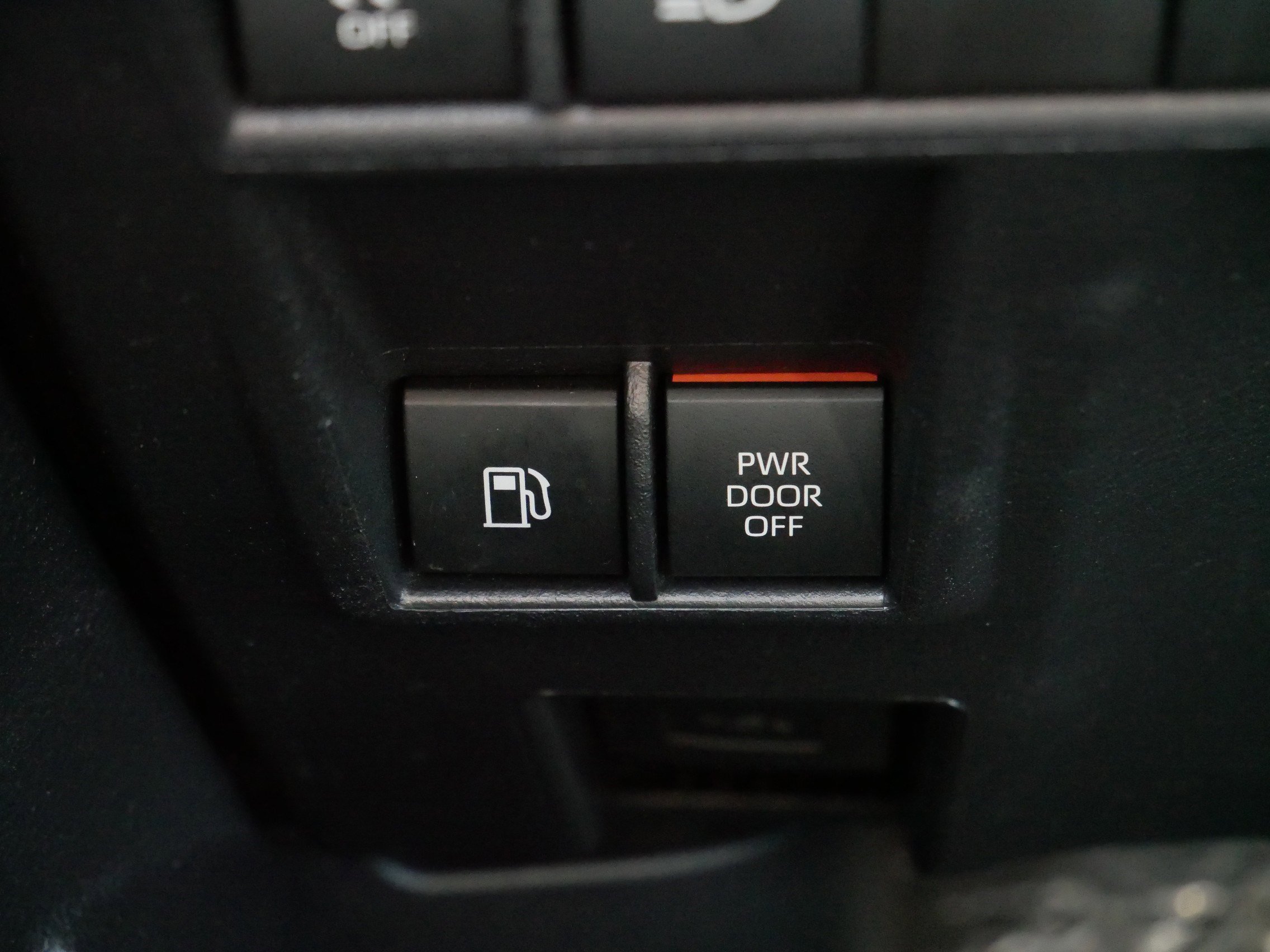 Used 2025 Toyota Sienna LE image 28