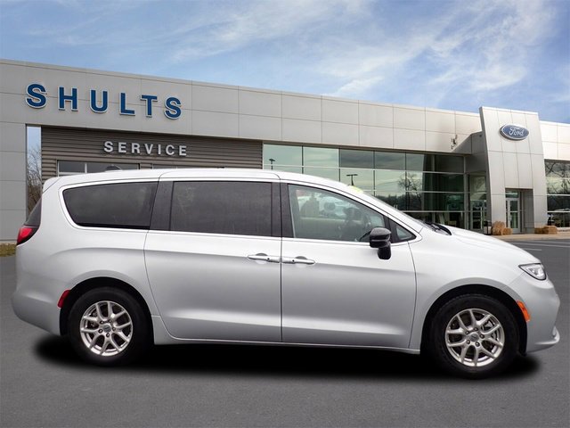 Used 2024 Chrysler Pacifica Touring-L image 4