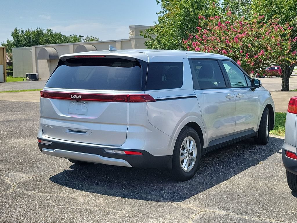 Used 2023 Kia Carnival LX FWD image 4