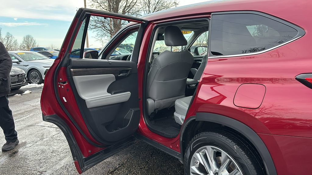 Used 2020 Toyota Highlander Limited image 28