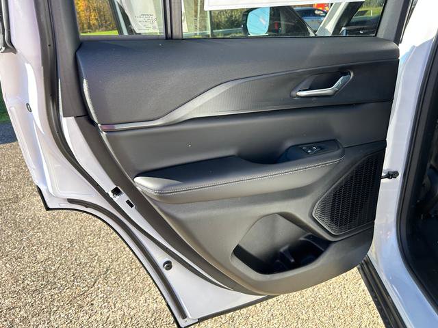 New 2025 Jeep Grand Cherokee Altitude image 9