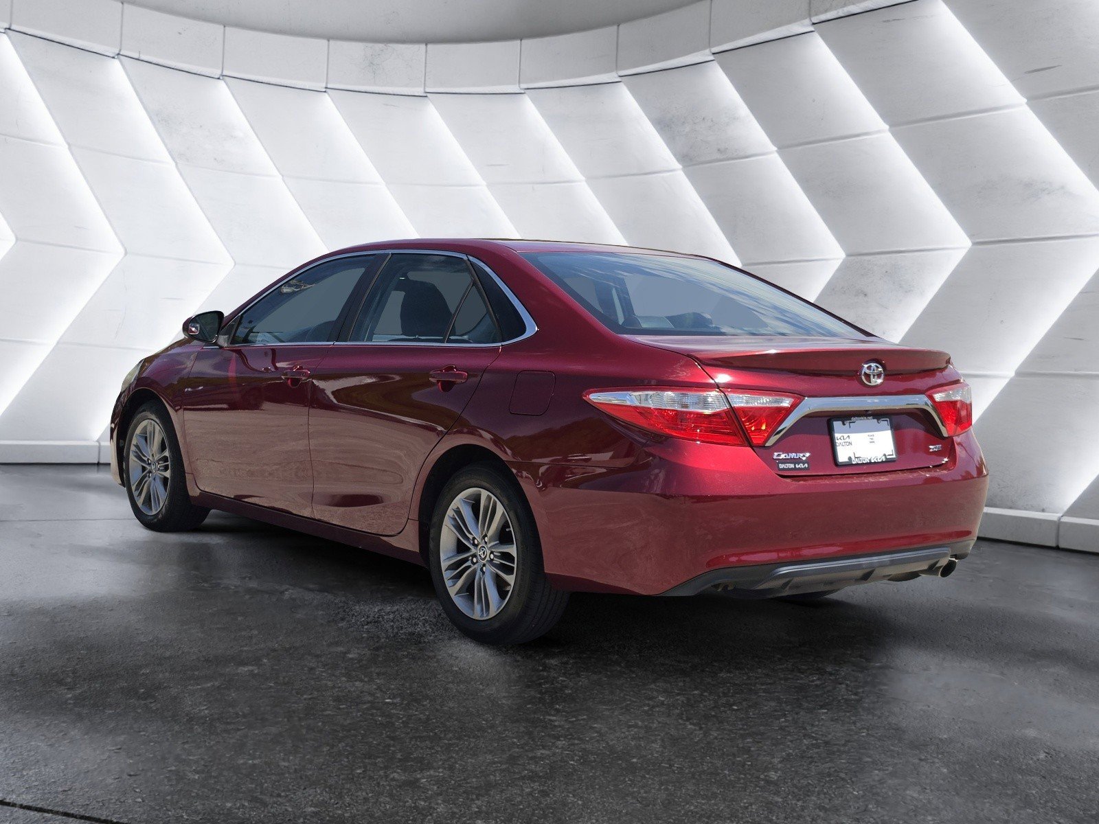 Used 2016 Toyota Camry SE image 5