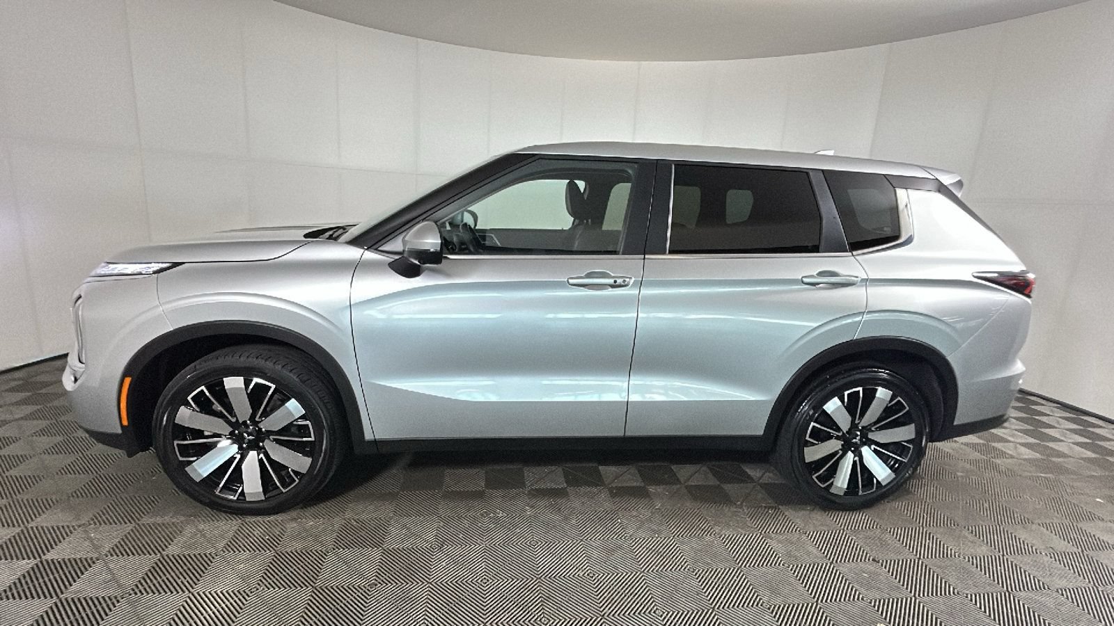 Used 2025 Mitsubishi Outlander SE AWD/4WD image 5