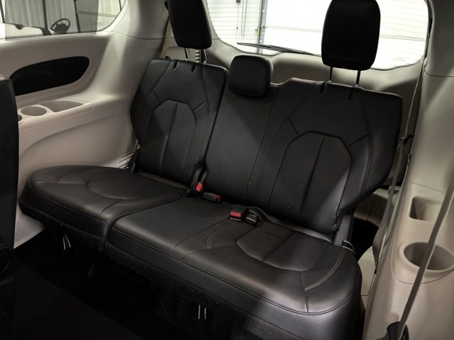 Used 2017 Chrysler Pacifica Touring-L image 9