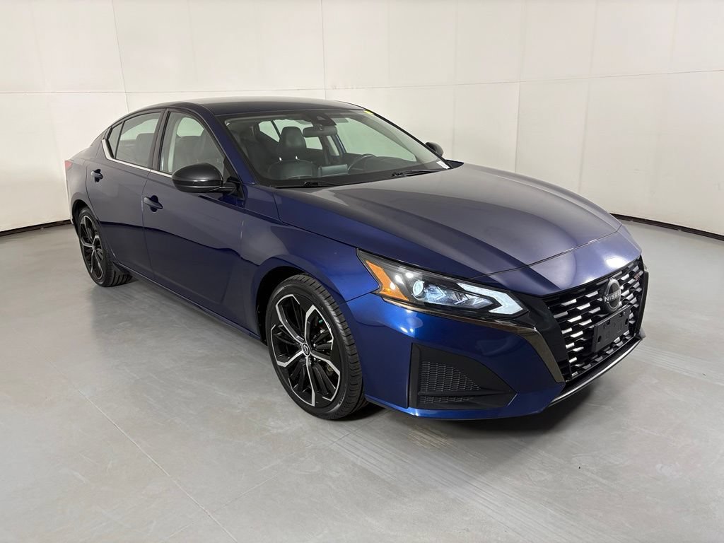 Used 2024 Nissan Altima 2.5 SR FWD image 2