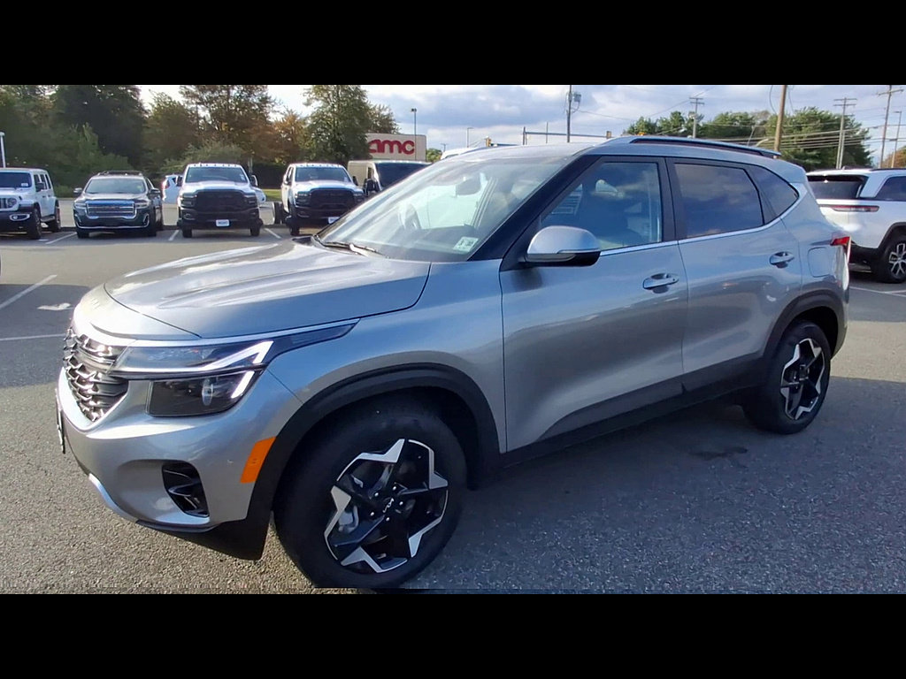 Used 2025 Kia Seltos EX AWD/4WD image 4