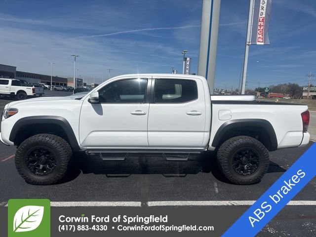 Used 2017 Toyota Tacoma TRD Sport image 4